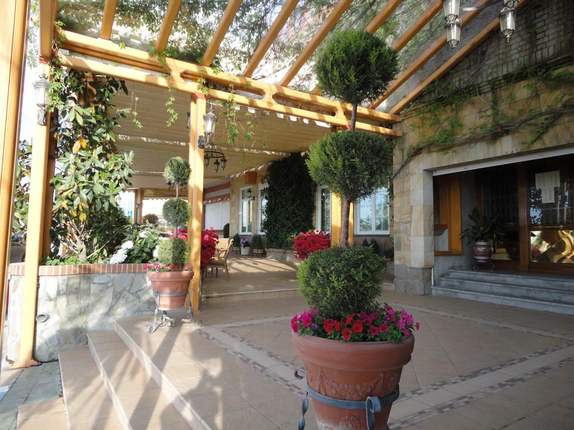 Hotel La Maruxina La Alameda de la Sagra Exterior photo